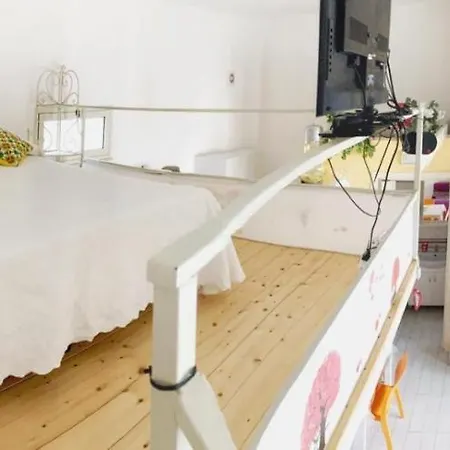 Laura Apartment דירה *